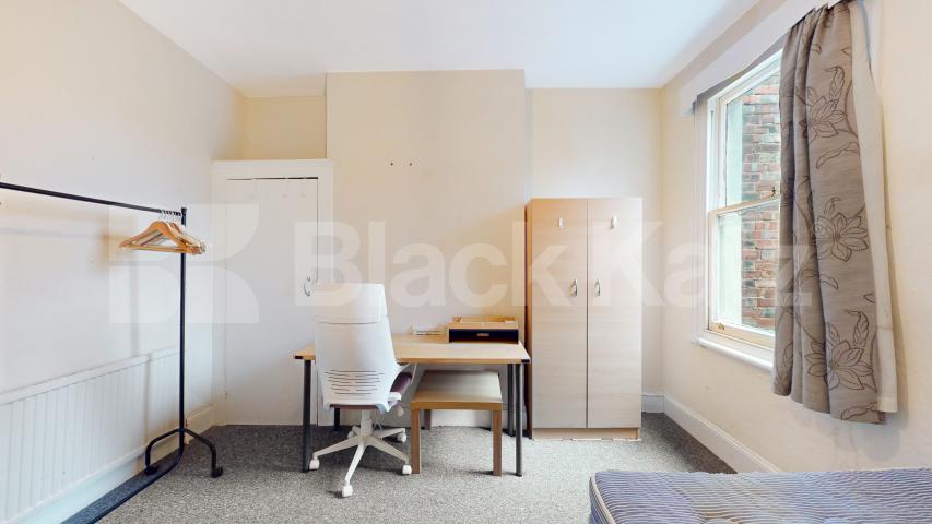 High ceilings, good storage space, modern kitchen & mins from tube Willoughby Road, Turnpike Lane